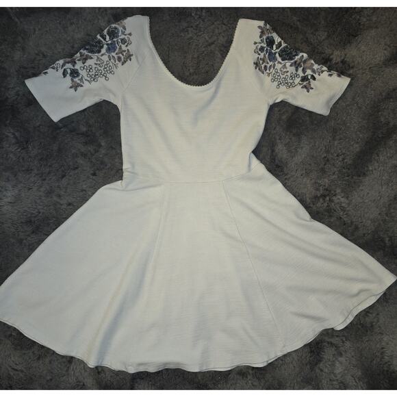 Free People Women's boho Dress In Cream With Embroidered Sleeves Size Xs - Picture 1 of 4